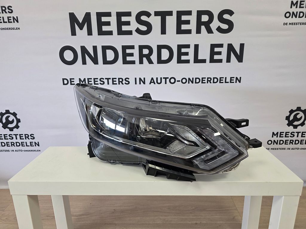 Nissan QashQai (J11) Koplamp rechts 6046980