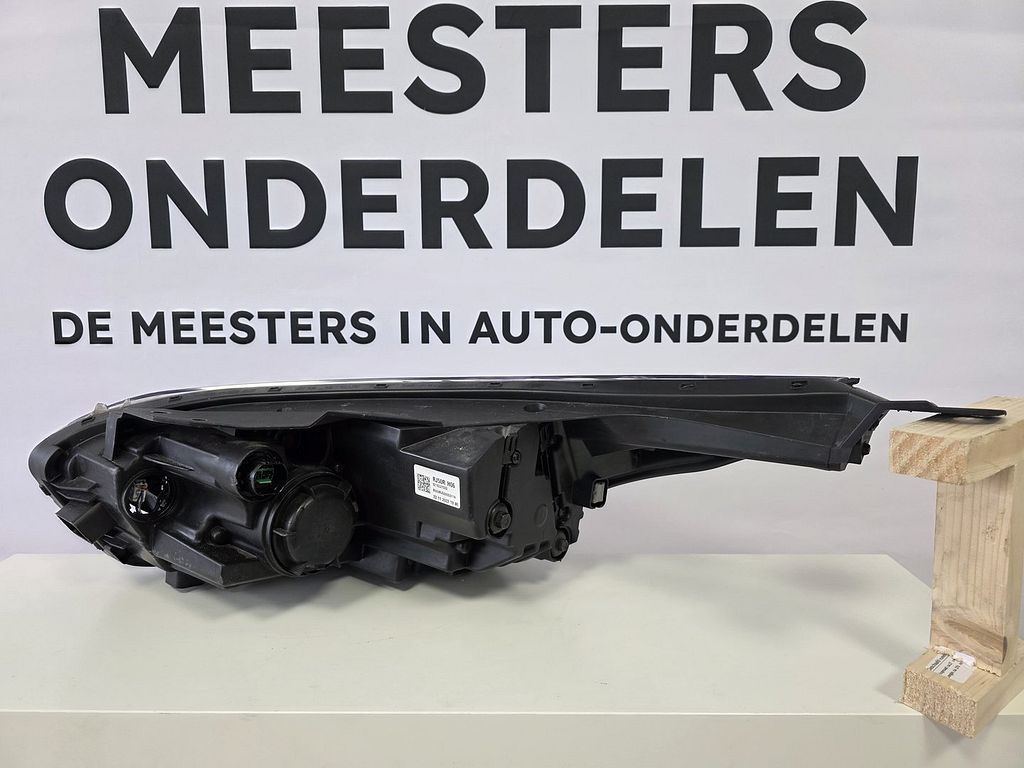 Kia ProCeed Koplamp Rechts orig gebruikt J792111020